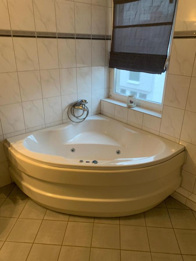 Mainpark Apartment 4 Schlafzimmer Bis Zu 10 Personen Direkt Ueber Aschaffapartment Bei Aschaffenburg Mainaschaff Exterior photo