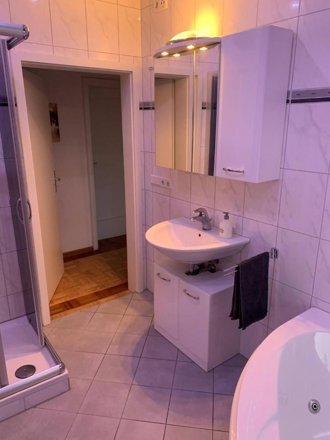 Mainpark Apartment 4 Schlafzimmer Bis Zu 10 Personen Direkt Ueber Aschaffapartment Bei Aschaffenburg Mainaschaff Exterior photo
